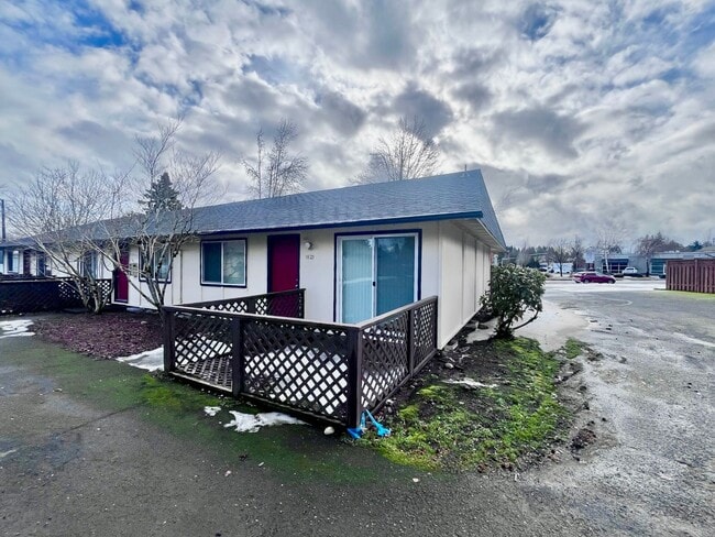 Building Photo - BRIGHT AND CLEAN GRESHAM TRIPLEX!! UPGRADE...