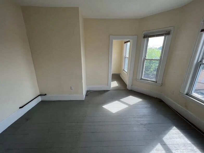 Building Photo - 10 Warren St