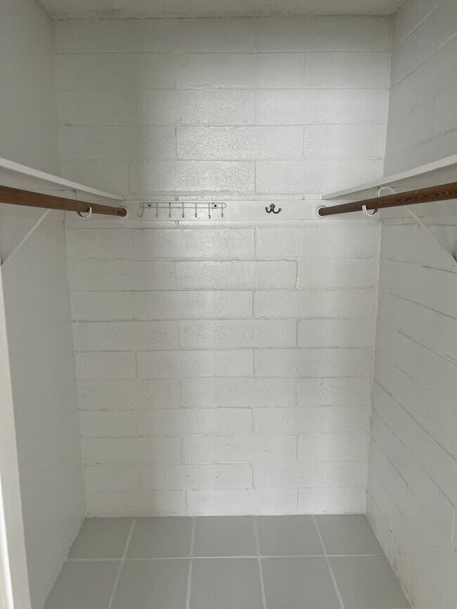 Building Photo - NEXT TO PARK DESIREABLE LOCATION RECENTLY RENOVATED!