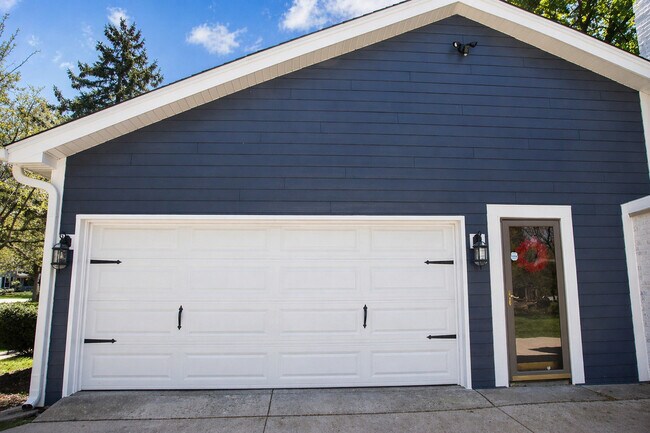 Building Photo - 2S316 Arrowhead Dr