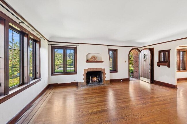 Building Photo - 5 bedroom in Seattle WA 98199