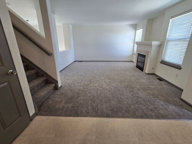 Building Photo - Spacious and Bright 4 Bedroom Home with Garage and Basement Now Available!