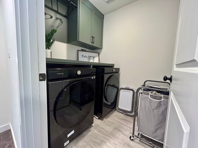 Building Photo - Beautiful Upgraded Vancouver Townhome!