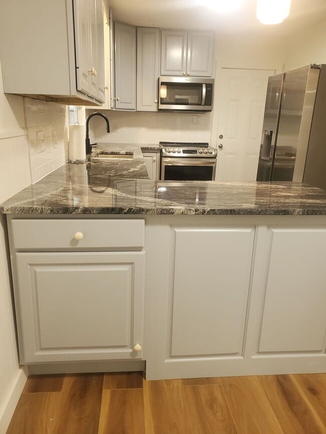 Building Photo - Newly Renovated 3 bedroom Single Family Ho...