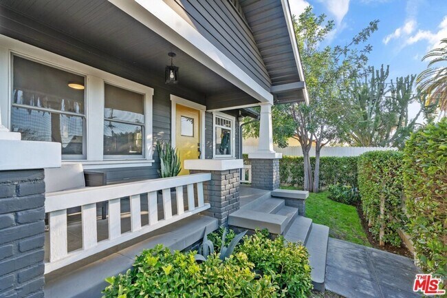 Building Photo - 1012-1014 Manzanita St