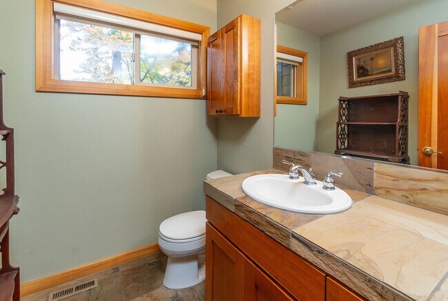 Building Photo - Move in special $1000 off first months rent / Gated Community in Awbrey Glen