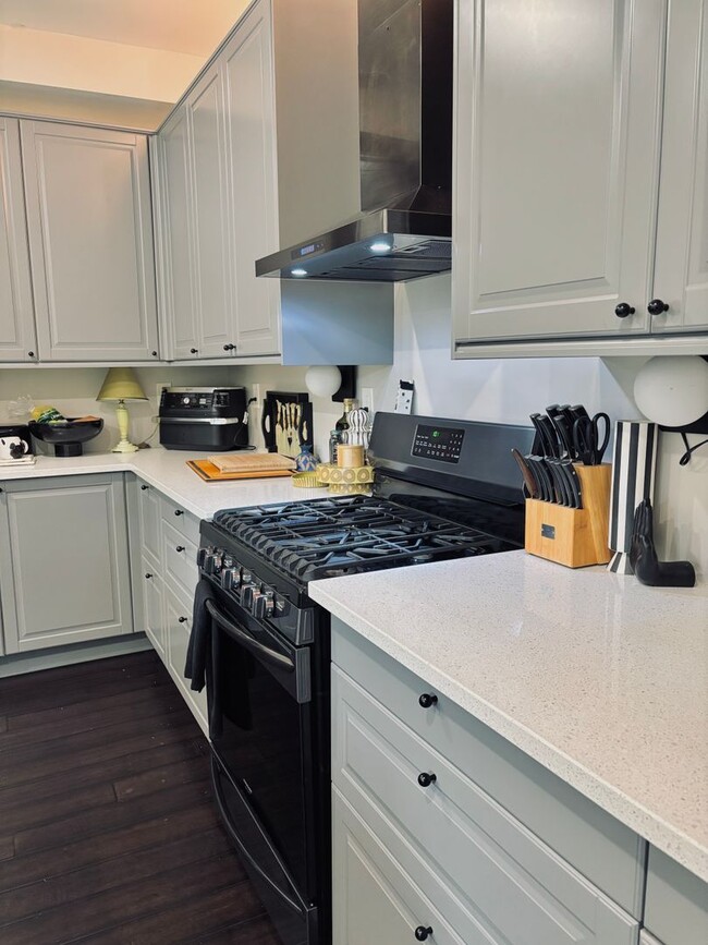 Building Photo - Rare Minnehaha Parkway rental under 5k! Be...
