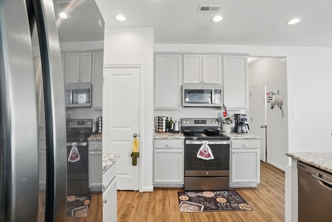 Building Photo - 3501 Silver Fox Trce