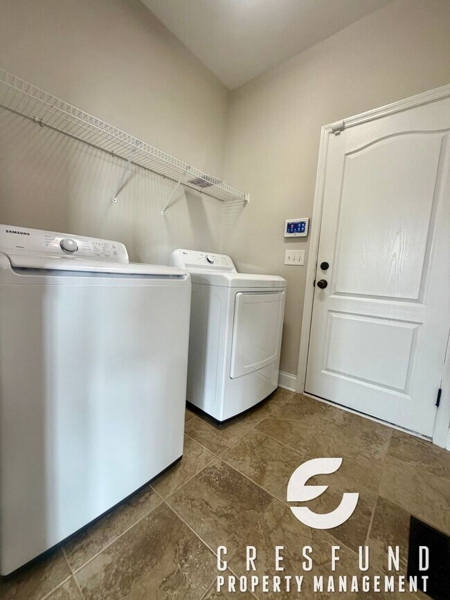 Building Photo - Spacious 3Br 2.5 Bath with Bonus room Fenced in yard