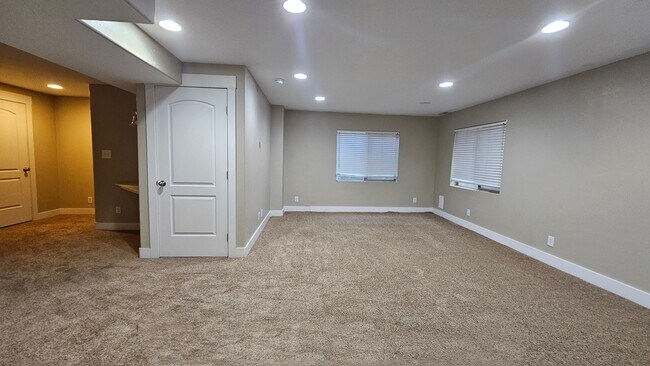 Building Photo - 2718 N Elm Dr