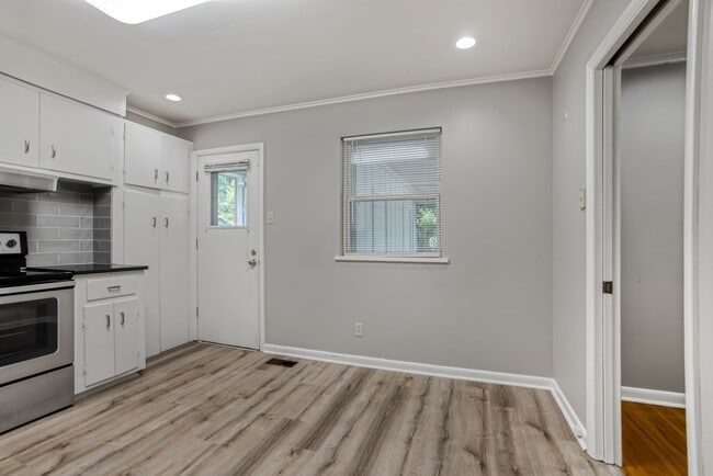Building Photo - Adorable Midtown Duplex