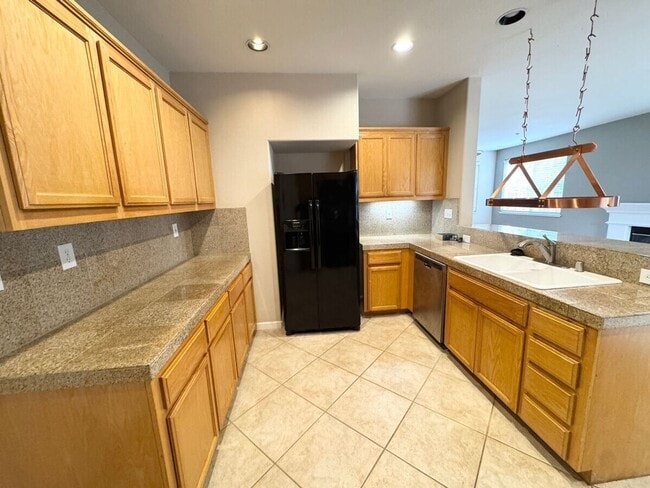 Building Photo - STUNNING & SPACIOUS 4 BEDROOM HOME IN LIVE...