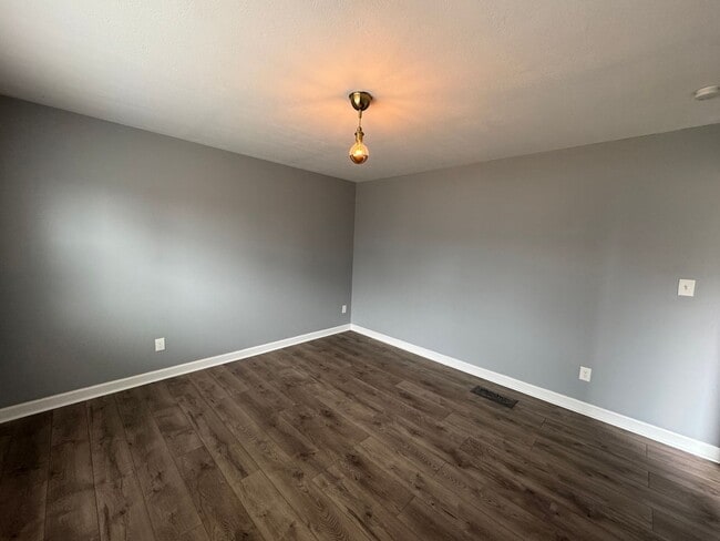 Building Photo - Fountain Square 3 Bed 2 Bath with fenced in backyard