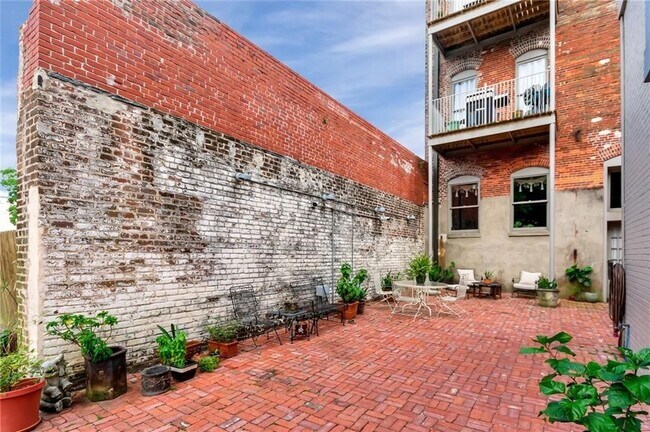 Building Photo - DOWNTOWN LIVING AT ITS FINEST!