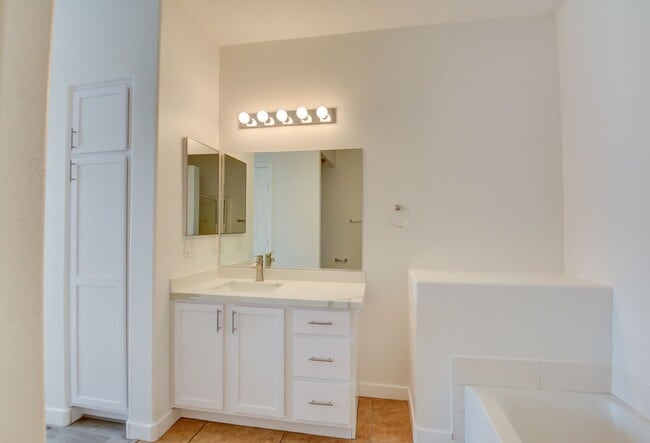 Building Photo - CLEAN, move in ready~GATED and super COMMUNITY!