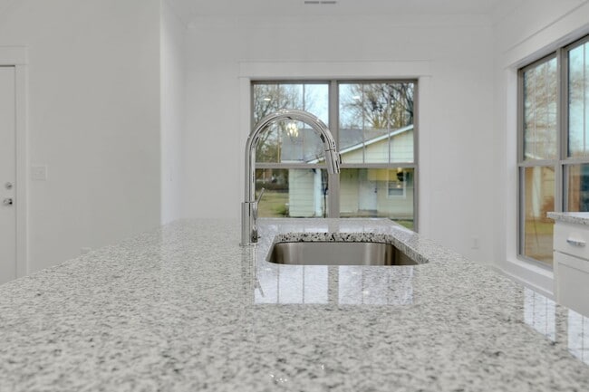 Building Photo - 609 Lee St