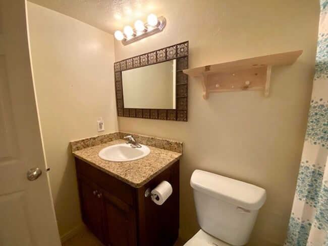 Building Photo - LARGE TOWNHOME AVAILABLE FOR RENT!