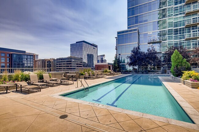Building Photo - INCREDIBLE Riverfront Park Condo- 1BD/1BA ...