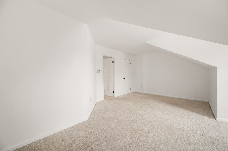 Building Photo - 302 Pinebrooke Cir