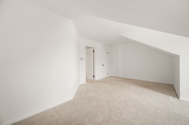 Building Photo - 302 Pinebrooke Cir