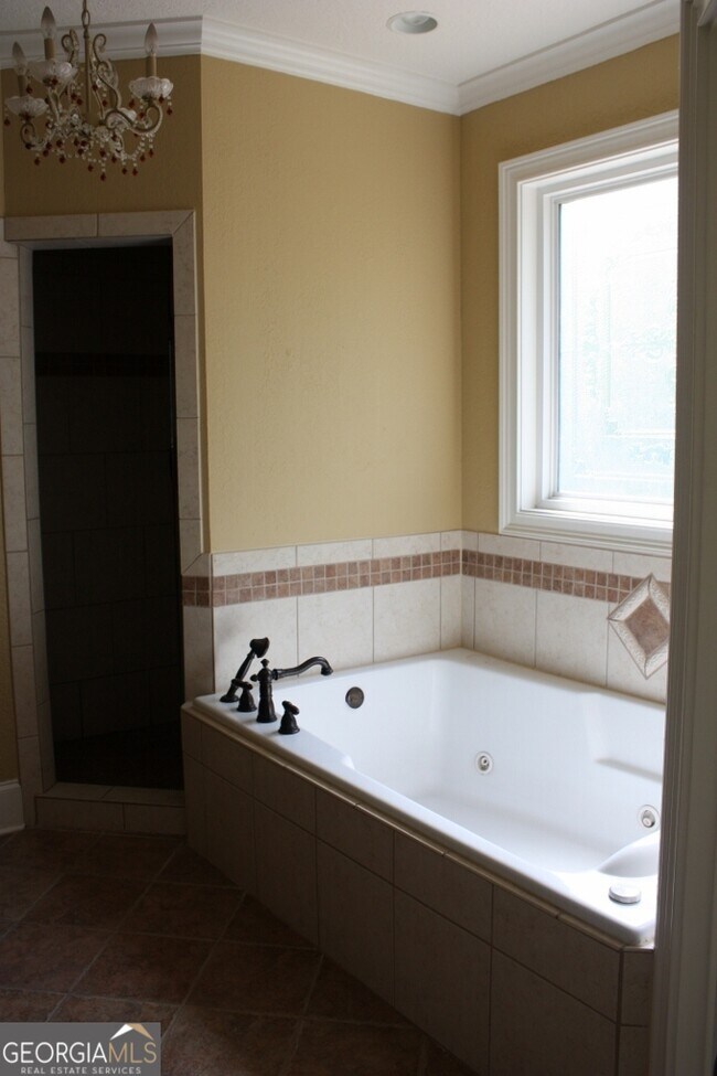 Building Photo - 207 Lakeview Ct