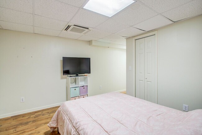 Building Photo - 3 Bedroom / 2.5 Bath Condo - Johnson City, TN