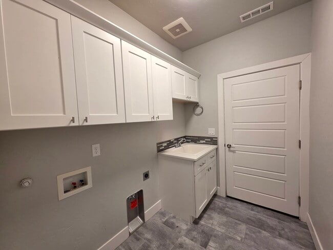 Building Photo - 584 Thebes St