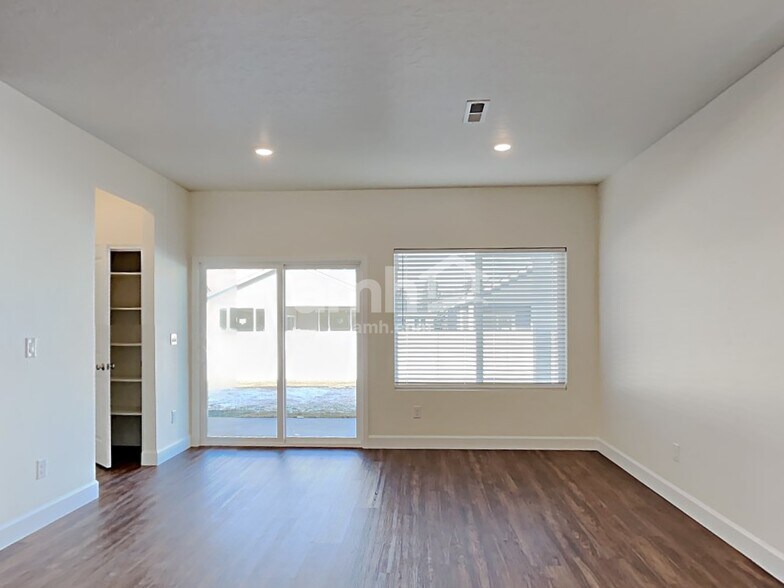 Building Photo - 5064 W Bellevue St