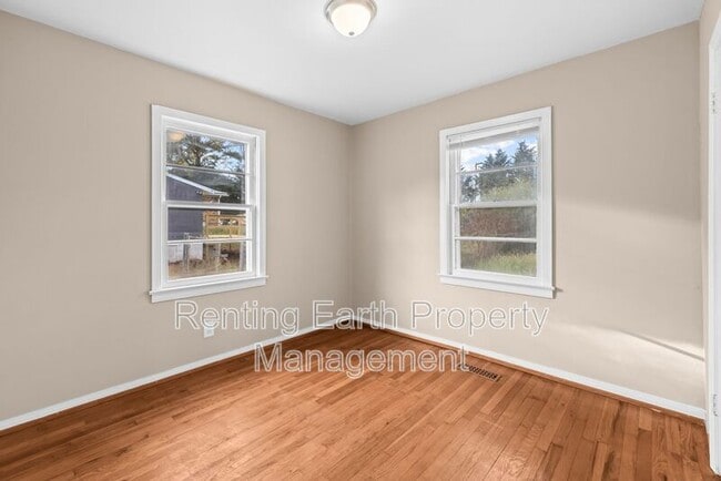 Building Photo - 2421 Circle Dr