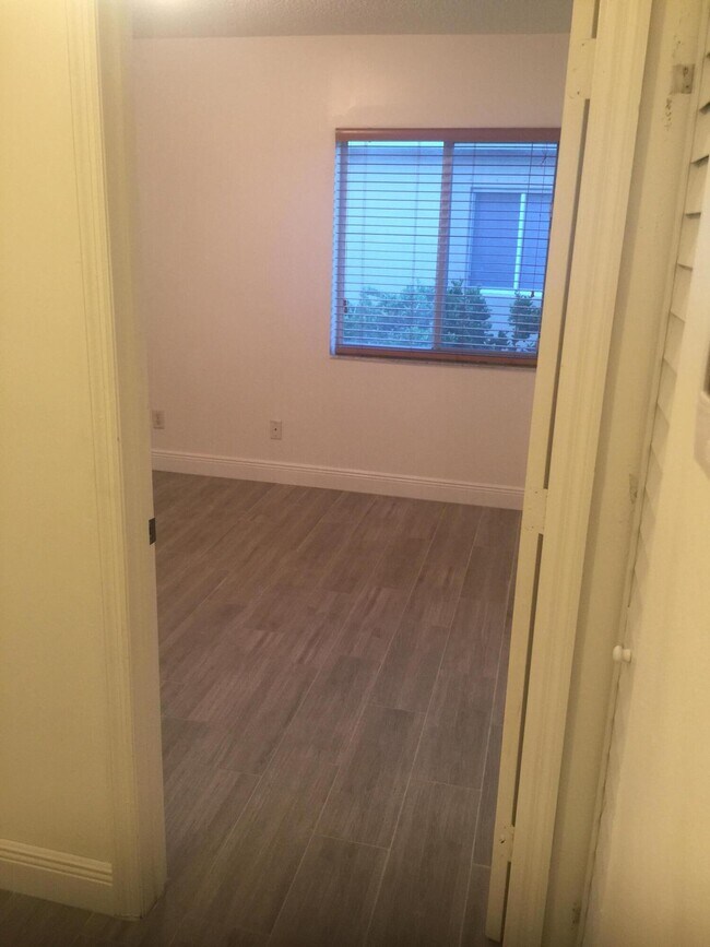 Building Photo - 401 SW 120th Ave