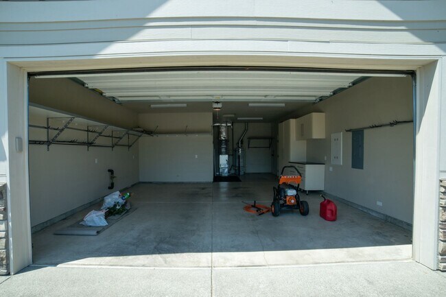 Building Photo - Beautiful Canby Custom Home!
