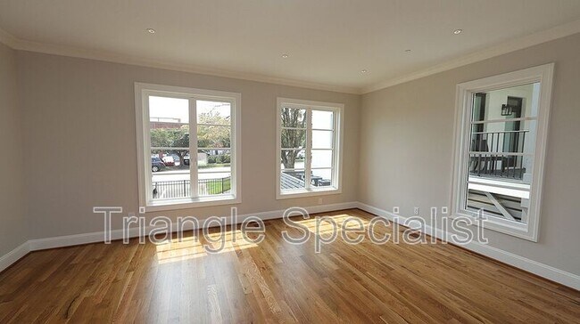 Building Photo - 2018 Smallwood Dr