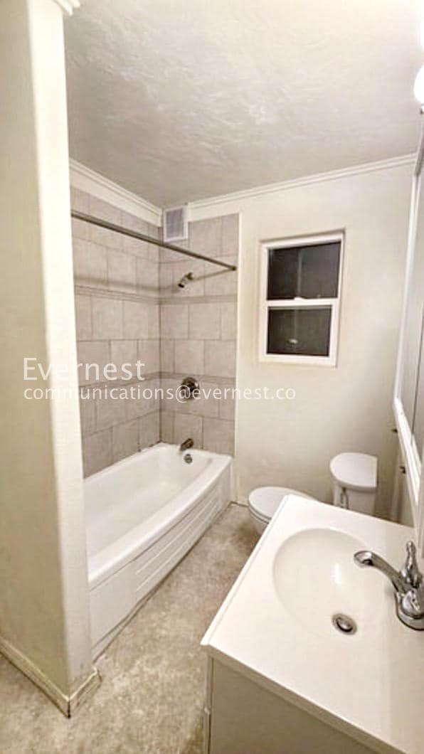 Building Photo - 4 Bed, 2 Bath Home with Fenced Yard / Vouchers Accepted