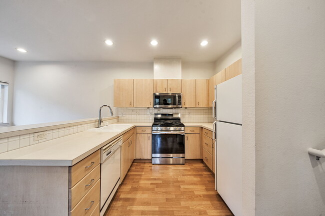 Building Photo - 4714 Fairwood Blvd NE