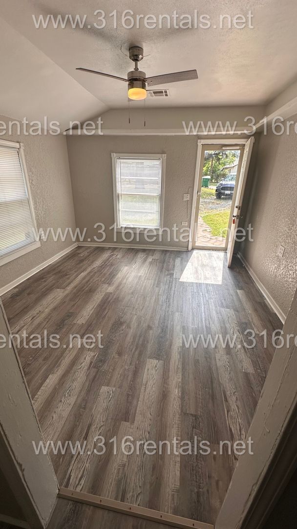 Building Photo - $850 - 2 bedroom/ 1 bathroom - Newly remod...
