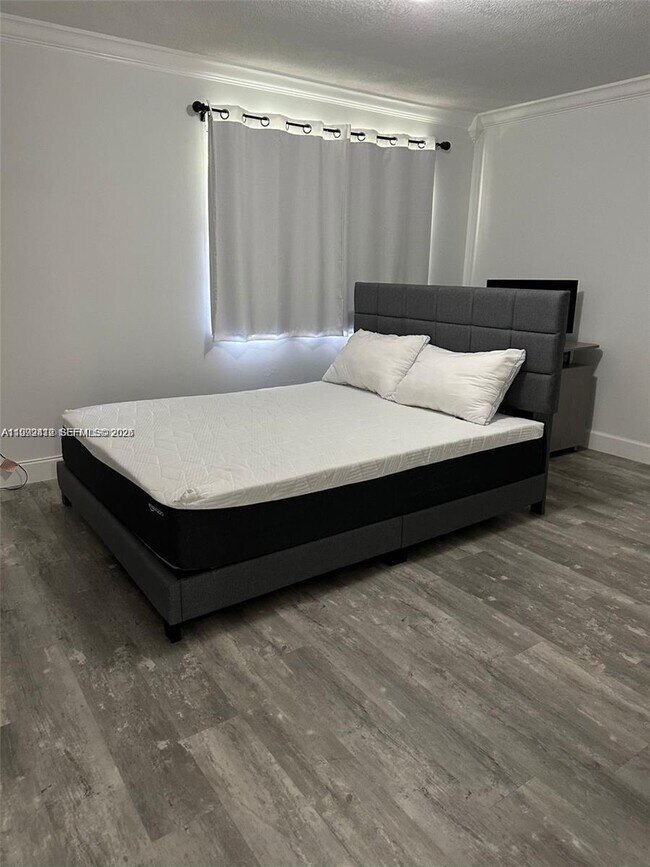 Building Photo - 5201 SW 31st Ave