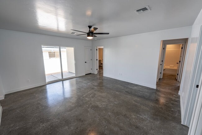 Building Photo - 4 Bedroom 2 Bathroom Home