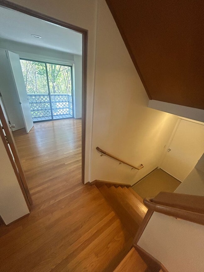 Building Photo - 3 bed, 2 1/2 bath house