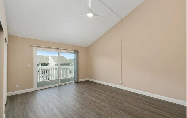 Building Photo - Spacious Carlsbad Condo Walking distance t...