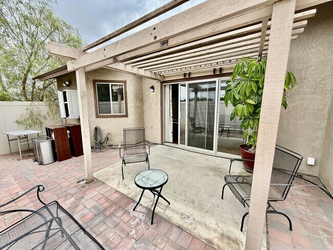 Building Photo - Single Story Condo end unit