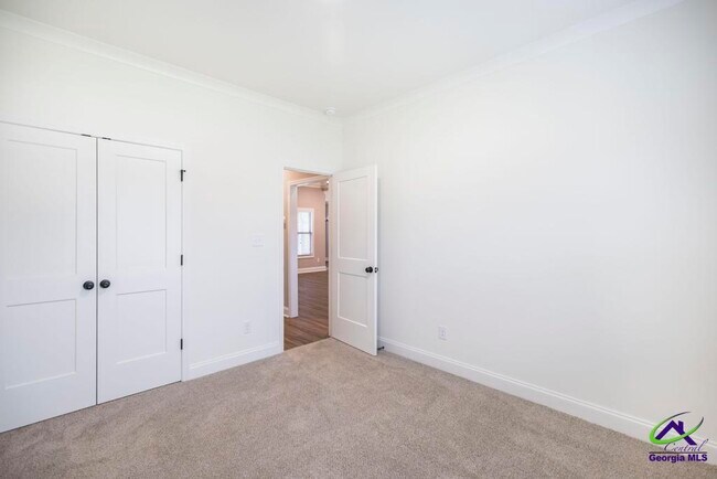 Building Photo - 305 Willowbrook Ln