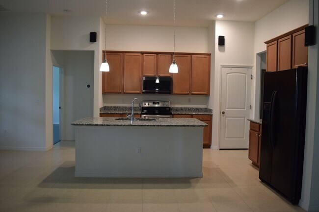 Building Photo - Gorgeous & Tropical 4 bedroom 3 Bath
