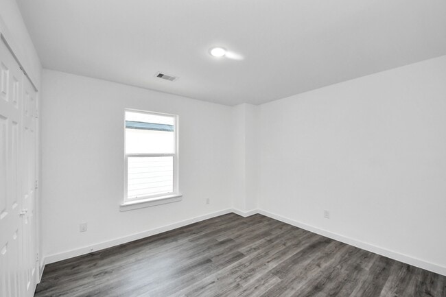 Building Photo - 2322 Wavell St