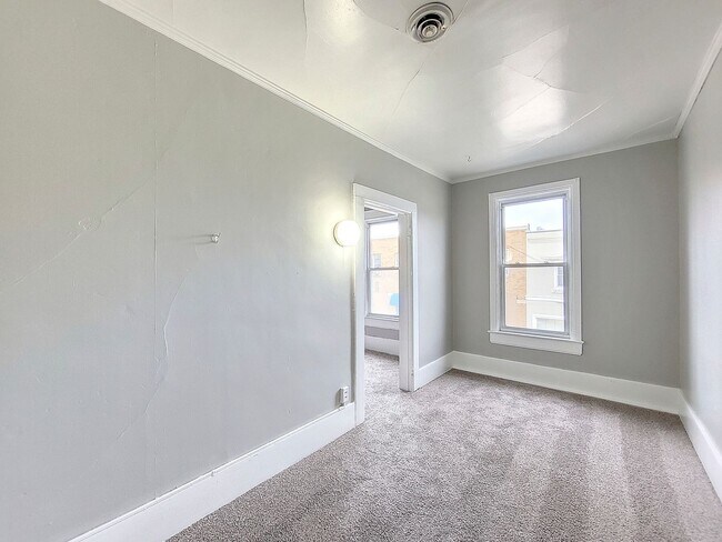 Building Photo - 706-710 18th Ave