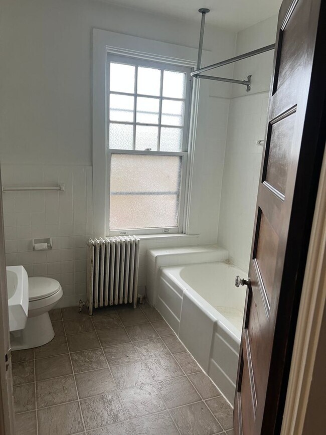 Building Photo - 919 E King St