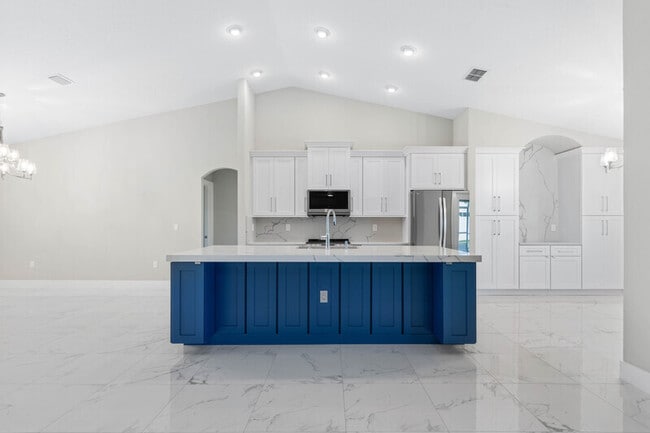 Building Photo - 12 Wheeler Ln