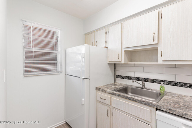 Building Photo - 204 Seminole Ave W