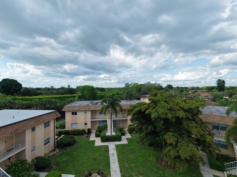Building Photo - 665 Palm View Dr