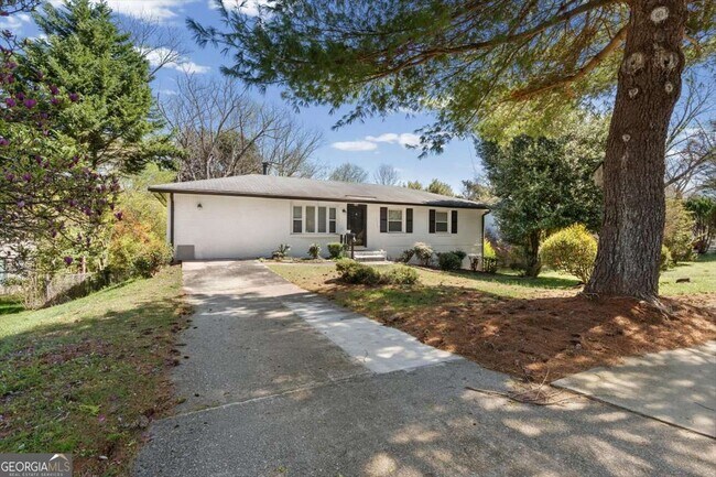 Building Photo - 2815 Carolyn Dr