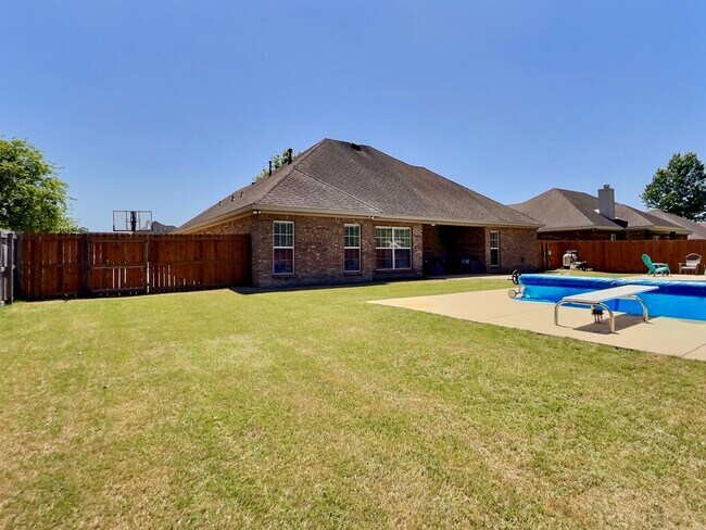 Building Photo - 4 Bed, 2 Full Bath Home w/ In-Ground Pool in Desirable Lake Forest!